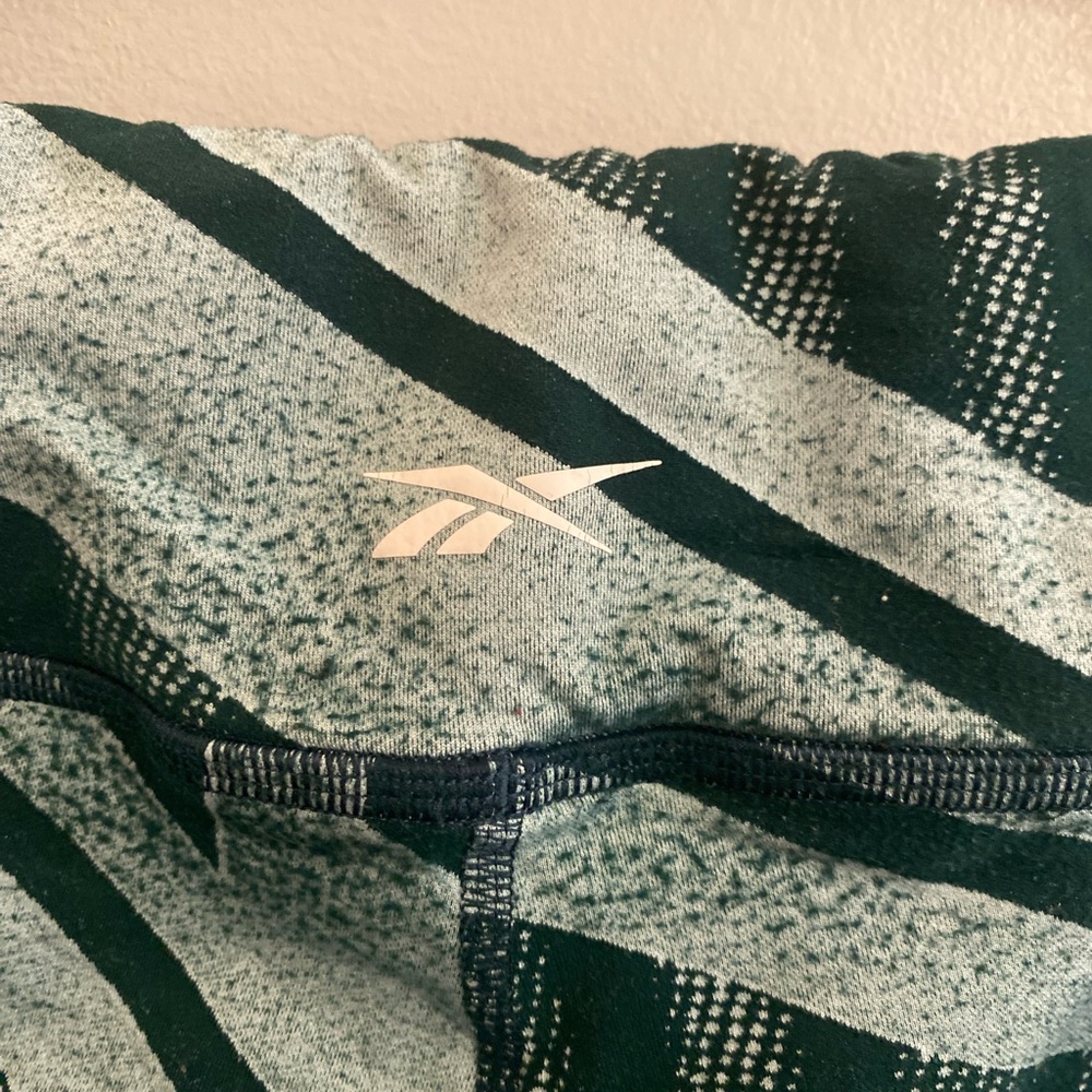 Geometric Patterned Reebok Leggings - Picture 3 of 5
